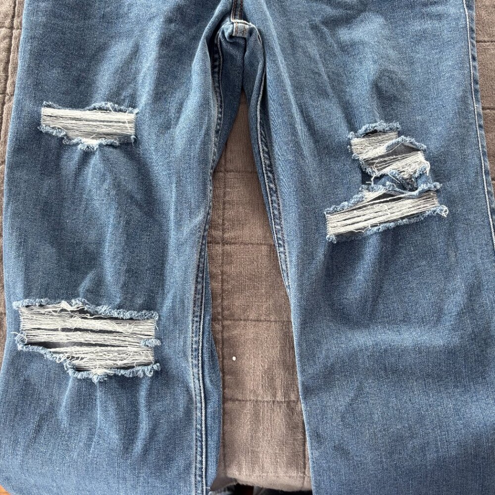 Hollister Low Rise Bootcut Jeans Distressed medium wash Size 13L Womens 31x33 - Picture 2 of 6
